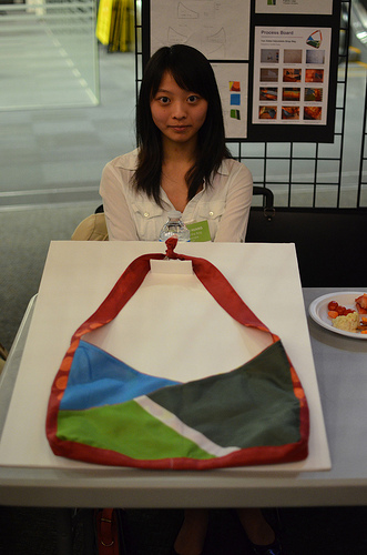 オシャレなバッグに返信したフラッグ（写真提供Enactus SFU)