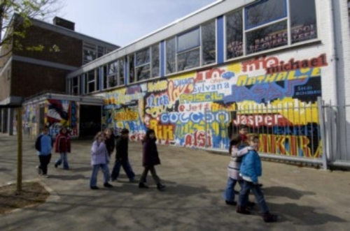 何も手に持っていない・・・毎朝の登校風景。