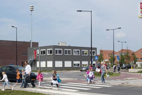 こちらも、登校風景。手ぶらの生徒が多い。