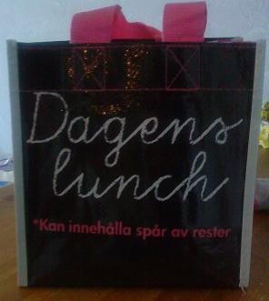 「Dagens lunch」の文字の下には、「食べ残しのかすが含まれる可能性がある」と書かれています。アレルギー対策として義務付けられている「ナッツを含む可能性がある」などという食品表示を真似ているようです。