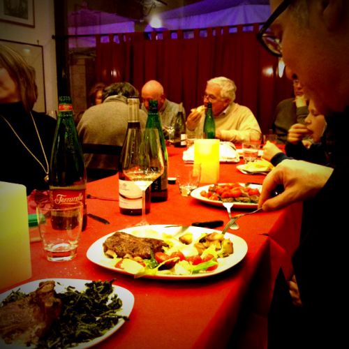 食事中はみんな食べるのに夢中で無口