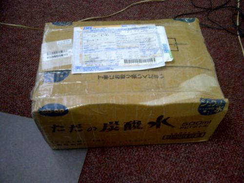 母から届いた小包。日本食がたくさん入っていて、大事に食べています。有り難いです。