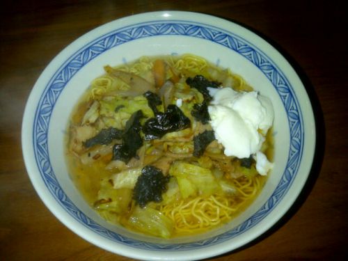 送ってもらったラーメンを作りました。こちらには100％日本産のラーメンは店頭でなかなか手に入らないので、嬉しいです！やっぱり日本のラーメンはおいしいです。