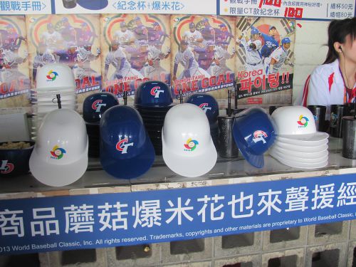 ヘルメット型のポップコーンの容器