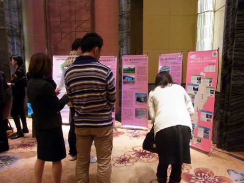 上海日本人ネットワークのバナーに見入る参加者の皆さん