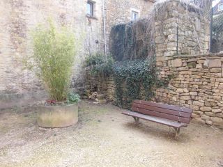 ちょっとした隠れ家的空間にあるベンチ