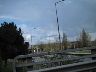 パリへいくための高速道路、一台も車が走ってない奇妙な光景