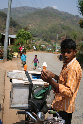 木箱の横に空気で鳴らすホルン「パープー」