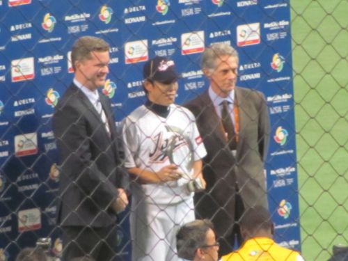 東京ラウンドMVPの井端弘和（写真中央の選手、中日）