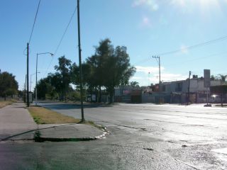 いつもはごった返している市場横も、あらら、車が０ですよ！