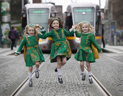 アイリッシュダンス用衣装に身を包んだダンサーたちもパレードに参加！ (画像提供 St.Patricks festival dublin)