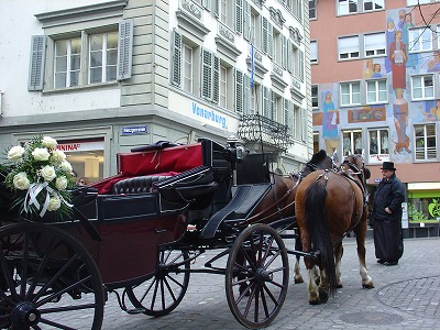 花嫁さんの登場を待つ、結婚式用の馬車。ルツェルン州（Luzern)にて。
