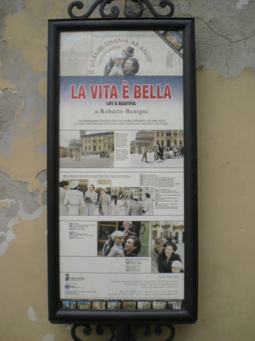 いたる所に「ライフ・イズ・ビューティフル」の撮影現場の立て札が