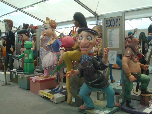 火祭り前になると開催される「張り子展示場」の様子。