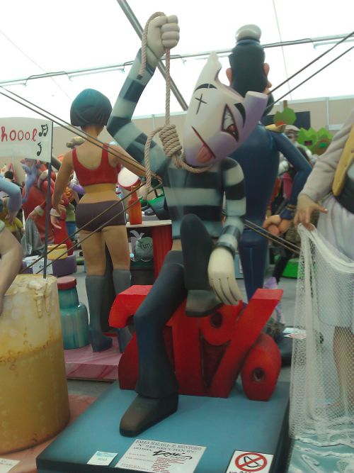 時事テーマを風刺的に扱うことの多い張り子。画像は昨年9月から最高21％に値上がりしたIVA（付加価値税）によって市民生活が苦しめられている様子を表している。