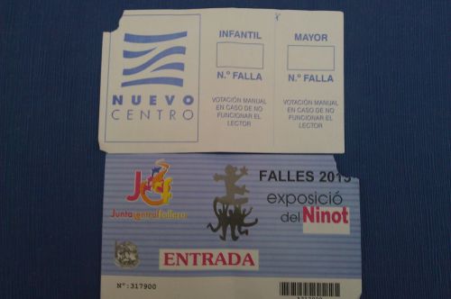 張り子展示場での投票。入場料2ユーロを払って受け取るチケットの裏にお気に入りの張り子番号を記入する（成人の部と子供の部からそれぞれ1つずつ選びます）。会場を後にする際に入場券の裏を提示し、チケットバーコードを読み取り、お気に入り張り子の番号が係員によって入力されることで投票される仕組み。