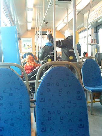 電車やバスに時々来る検札、biljettkontroll（ビリエットコントロール）境界の区間になると、検札でさえ混乱することもあるのでは…とも思えます。