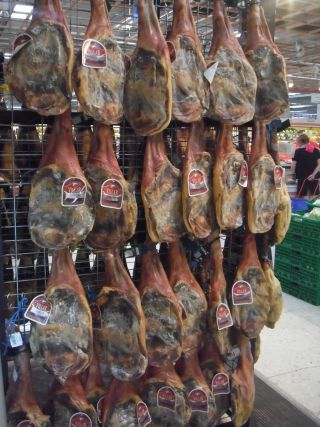 これがハモンです。このように足が上の状態で吊るされています