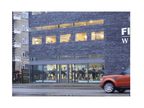 フィットネスも電気が灯る夕方からサラリーマンが集結