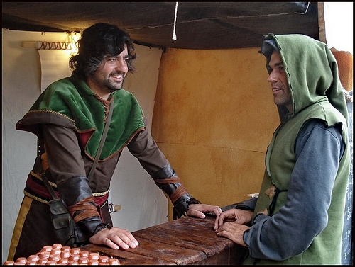 屋台では、お客さんも中世の衣装で。