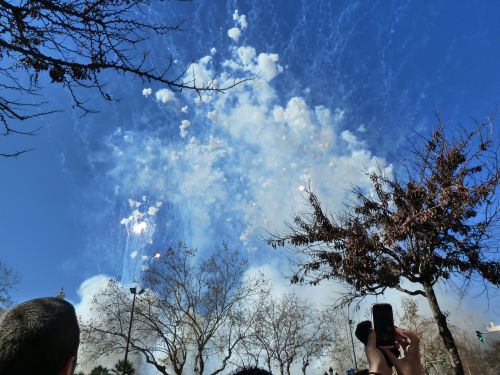 マスクレータ（爆竹ショー）の一幕。毎日まいにち19日間にわたって打ち上げられているのです。