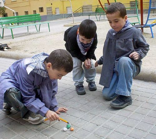 慣れた手つきで花火に火をつける子供たち（画像：Pequeliaより）