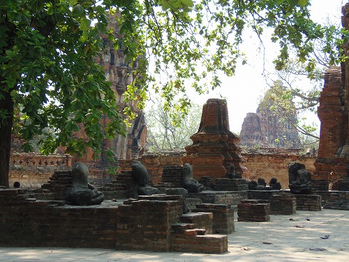 ほとんどの仏像の頭は残されていない