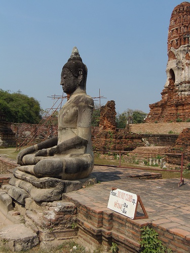 修復されたと思われる全身の仏像