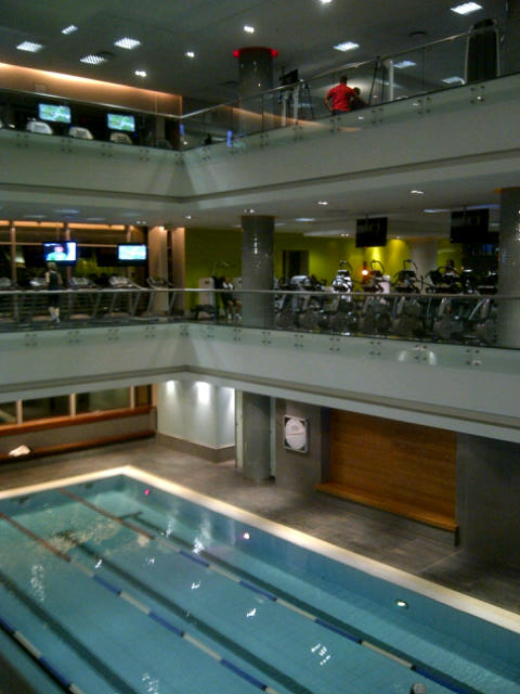 私が通っているジム。筋トレなどの機材は最新のもので、掃除も行き届いていて清潔です。３階建てになっており、そのほか屋内ランニングコースもあります。