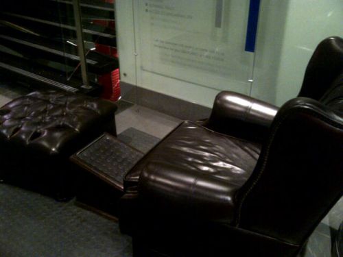 靴磨きのコーナーもあります（有料）。