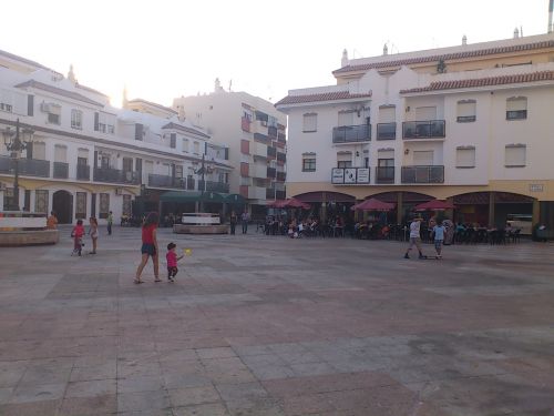 この不況の中でもバルに人が沢山座っています