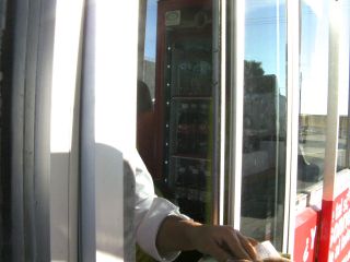 チケットとコーラがそのまま手渡しされます。