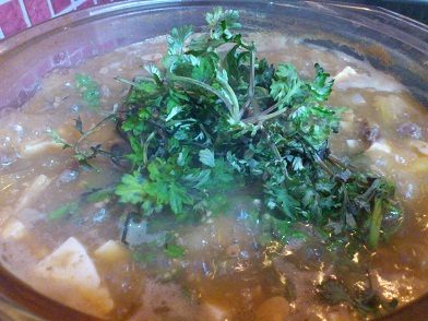 韓国味噌汁、最後にヨモギを投入