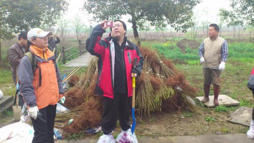 後ろに積まれているのは桜の苗木。1束は50本