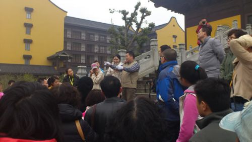 苗木の植え方の説明を受けているところ