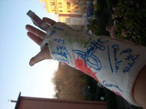 私の腕のギブスの内側に寄せ書きサイン