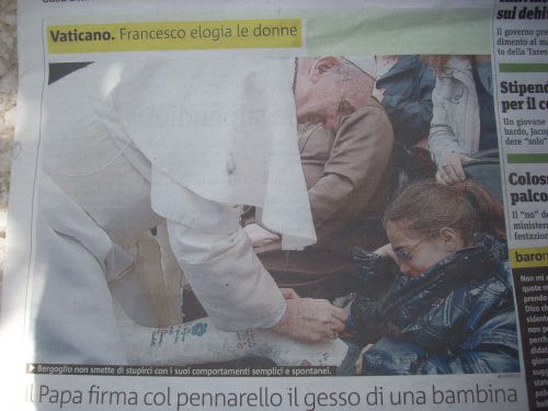 ローマ教皇謁見時に女児の足のギブスにサイン（新聞記事より）