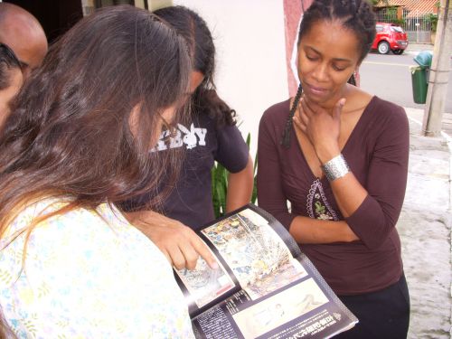 ２０１２年に日本で出版された古事記の雑誌を眺めるブラジルの人々