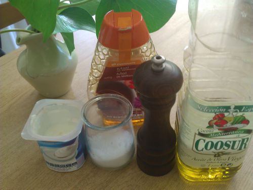 分量はお好みで！私は、オリーブオイルの3〜4倍ほどのヨーグルトに塩こしょうは少々、はちみつ小さじ1程度で作っています。