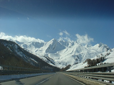 グランサンベルナール峠近くの、スイス国境近くのイタリアにて。