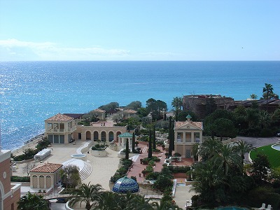 地中海に臨むモナコ公国にて。数時間前に大雪のスイスにいたはずなのですが（笑）。