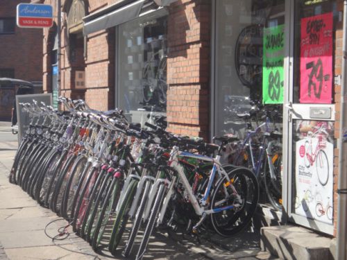 自転車屋さんの前には新車がズラッと並びます。