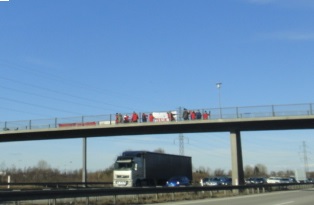 高速道路にもおそらく先生と思われる人々が訴えています。