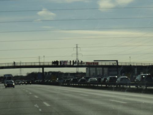 こちらの高速でも渋滞の時間帯を狙って訴えています。