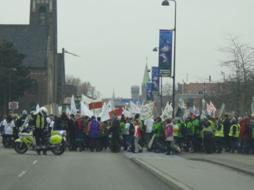 白バイが通行禁止の合図を出し、車がUターンしていきます。