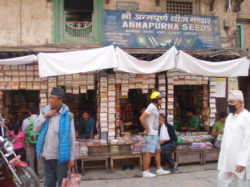 アサン市場にはスパイス店がずらり。日本語のレシピも置いています。