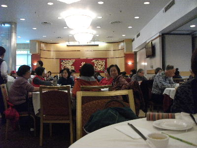 中華料理の店とはいえ、目に入るのはほとんどアジア人