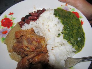 地元の友人宅にていただいた料理。右端が地元野菜のGナッツペースト煮。