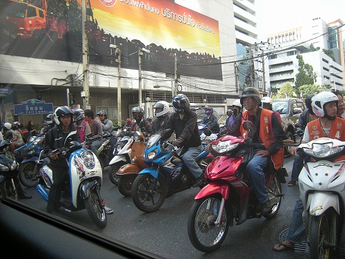 バイクの渋滞の後ろに車が続く