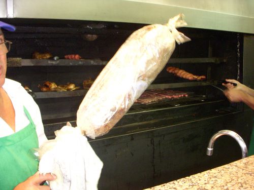 飲食店の炭火焼肉機で焼くために通称アッサ・ラッピドで牛肉と調味料を包んで串刺しにした状態